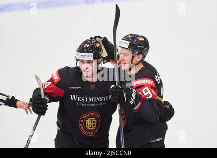 Rosenheim, Allemagne. 21st avril 2022. Alexander Karachun Nr.94 d'Allemagne célèbre son but, heureux, rire, célébration, 2-2 au match ALLEMAGNE - SUISSE 4-2 match amical DEB HOCKEY SUR GLACE, Championnat du monde 2022 préparation à Rosenheim Allemagne, April21, 2022, saison 2021/2022, Schweiz, © Peter Schatz / Alamy Live News crédit: Peter Schatz/Alamy Live News Banque D'Images