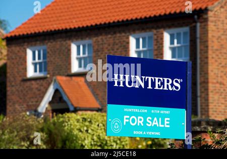 Panneau de la maison à vendre, érigé par les agents immobiliers de Hunters, Yorkshire, Angleterre, Royaume-Uni Banque D'Images
