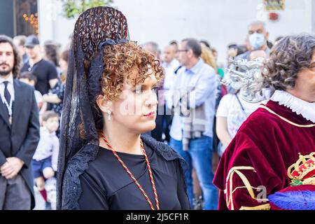 Huelva, Espagne - 15 avril 2022 : une femme avec une mantilla noire espagnole et une peineta (peigne ornemental), dans une procession de la semaine Sainte Banque D'Images