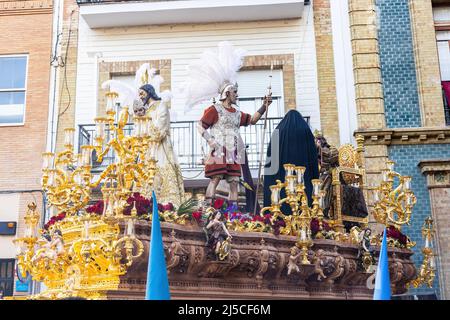 Huelva, Espagne - 14 avril 2022: Trône ou plate-forme de l'odepa de l'arrestation de notre seigneur (prendimiento) en procession par les rues étroites de la Cit Banque D'Images