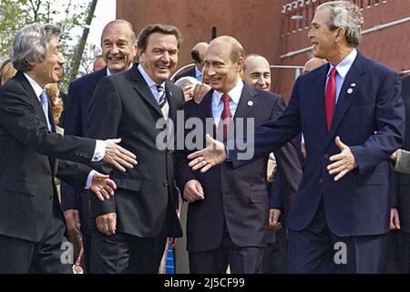 VLADIMIR POUTINE, Président russe, à Moscou, lors de la parade du jour de la victoire, le 9 mai 2005, avec de gauche Junichiro Koizumi, Jacques Chirac et George W. Bush. Banque D'Images