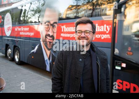 Thomas KUTSCHATY, premier candidat du SPD de Rhénanie-du-Nord-Westphalie et président du groupe parlementaire d'Etat du SPD, et premier candidat du SPD pour les élections d'Etat de 2022, devant son bus de campagne le 20 avril 2022. Banque D'Images