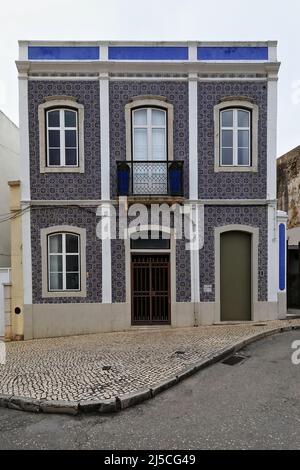 Façade en carreaux bleus et jaunes - maison néoclassique rénovée - Rua da Atalaia. Lagos-Portugal-211 Banque D'Images