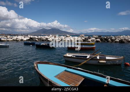 Bateaux de pêche dans le golfe de Naples, devant le Vésuve Banque D'Images