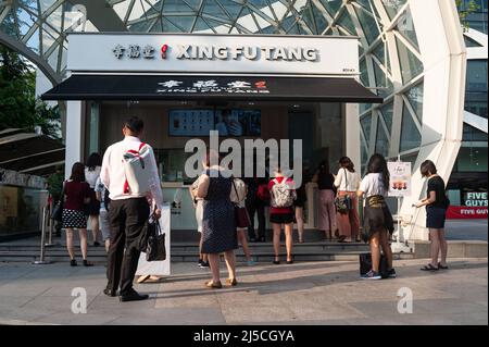 12 mars 2020, Singapour, République de Singapour, Asie - les gens attendent à l'extérieur d'une rue de taïwanais bubble tea vendor Xing Fu Tang en face du centre commercial Plaza Singapura. [traduction automatique] Banque D'Images