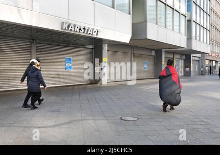 Fermeture du grand magasin Karstadt sur le Kudamm de Berlin. Là où il y a habituellement des centaines de personnes, il y a un silence inquiétant. La vie publique à Berlin s'est pratiquement immobilisée après les dernières mesures de protection contre la propagation du coronavirus. Tous les sites, musées, places, rues, restaurants, les universités, les centres commerciaux sont touchés. [traduction automatique] Banque D'Images