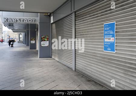 Fermeture du grand magasin Karstadt sur le Kudamm de Berlin. Là où il y a habituellement des centaines de personnes, il y a un silence inquiétant. La vie publique à Berlin s'est pratiquement immobilisée après les dernières mesures de protection contre la propagation du coronavirus. Tous les sites, musées, places, rues, restaurants, les universités, les centres commerciaux sont touchés. [traduction automatique] Banque D'Images