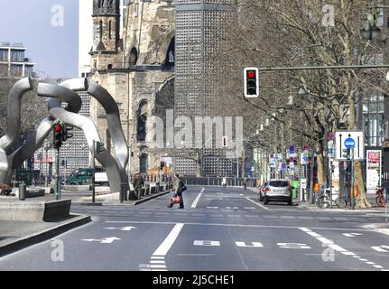 Vue sur le Kudamm déserté jusqu'au Gedaechtniskirche. Là où il y a habituellement des centaines de personnes, il y a un silence inquiétant. La vie publique à Berlin s'est pratiquement immobilisée après les dernières mesures de protection contre la propagation du coronavirus. Tous les sites, musées, places, rues, restaurants, les universités, les centres commerciaux sont touchés. [traduction automatique] Banque D'Images