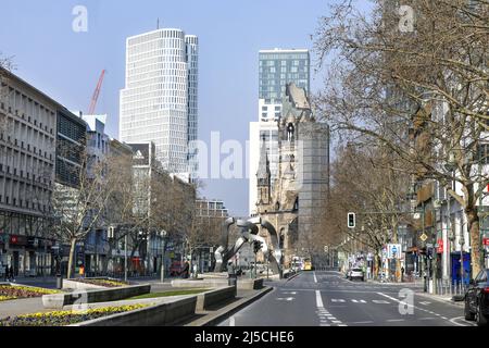 Vue sur le Kudamm déserté jusqu'au Gedaechtniskirche. Là où il y a habituellement des centaines de personnes, il y a un silence inquiétant. La vie publique à Berlin s'est pratiquement immobilisée après les dernières mesures de protection contre la propagation du coronavirus. Tous les sites, musées, places, rues, restaurants, les universités, les centres commerciaux sont touchés. [traduction automatique] Banque D'Images