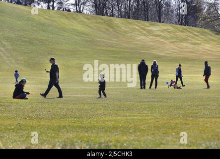 Les visiteurs du Britzer Garten à Berlin se tiennent à distance de sécurité. La police vérifie dans les parcs si l'interdiction de contact de Corona est observée. Le Sénat de Berlin avait pendant ce temps prolongé de quelques semaines l'interdiction dite de contact en vigueur à cause de la pandémie de Corona. [traduction automatique] Banque D'Images