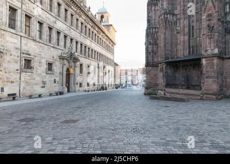 Vue sur l'ancien hôtel de ville (à gauche) et l'église Sebaldus (à droite) en direction du marché principal. En raison des restrictions de sortie, seuls quelques passants sont sur la route. [traduction automatique] Banque D'Images