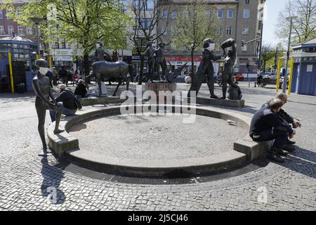 'Des inconnus ont mis des gardes-bouche sur un groupe de figures intitulé ''Linda avec Swan, Cyclops et Centaur'' à la Karl-Marx-Platz de Berlin et l'ont peint par pulvérisation avec l'expression ''combattre le virus du contrôle''. L'interdiction de contact en vigueur en raison de la pandémie de Corona a été prolongée de quelques semaines. [traduction automatique]' Banque D'Images