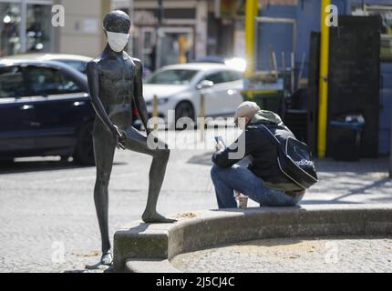 'Des inconnus ont mis des gardes-bouche sur une figure de l'objet d'art ''Linda avec Swan, Cyclops et Centaur'' à Karl-Marx-Platz à Berlin. L'interdiction de contact en vigueur en raison de la pandémie de Corona a été prolongée de quelques semaines. [traduction automatique]' Banque D'Images