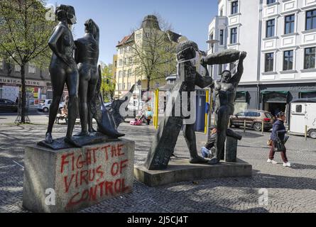 'Des inconnus ont mis des gardes-bouche sur un groupe de figures intitulé ''Linda avec Swan, Cyclops et Centaur'' à la Karl-Marx-Platz de Berlin et l'ont peint par pulvérisation avec l'expression ''combattre le virus du contrôle''. L'interdiction de contact en vigueur en raison de la pandémie de Corona a été prolongée de quelques semaines. [traduction automatique]' Banque D'Images