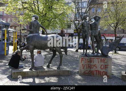 'Des inconnus ont mis des gardes-bouche sur un groupe de figures intitulé ''Linda avec Swan, Cyclops et Centaur'' à la Karl-Marx-Platz de Berlin et l'ont peint par pulvérisation avec l'expression ''combattre le virus du contrôle''. L'interdiction de contact en vigueur en raison de la pandémie de Corona a été prolongée de quelques semaines. [traduction automatique]' Banque D'Images