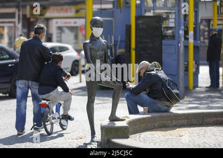 'Des inconnus ont mis des gardes-bouche sur une figure de l'objet d'art ''Linda avec Swan, Cyclops et Centaur'' à Karl-Marx-Platz à Berlin. L'interdiction de contact en vigueur en raison de la pandémie de Corona a été prolongée de quelques semaines. [traduction automatique]' Banque D'Images