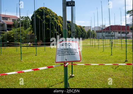 22.04.2020, Singapour, République de Singapour, Asie - la pelouse de la zone de chant des oiseaux de Kebun Baru a été recouverte de ruban barrière rouge et blanc pour limiter davantage la propagation du coronavirus pandémique. Des mesures supplémentaires ont été mises en œuvre dans la vie publique, comme la fermeture de tous les magasins et détaillants non essentiels, ainsi que de toutes les écoles, pour une période de huit semaines. [traduction automatique] Banque D'Images