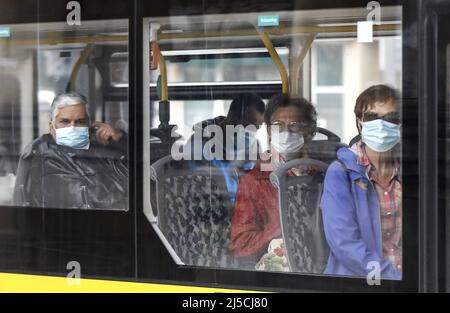 Passagers portant un masque facial dans un bus. En Allemagne, il est désormais obligatoire de porter un masque facial dans les transports publics. [traduction automatique] Banque D'Images