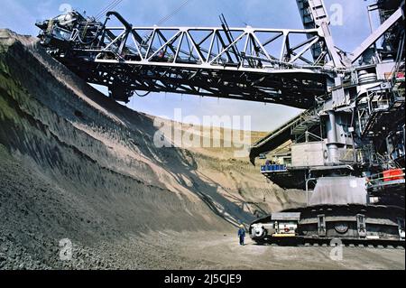 Garzweiler, 23 mai 1995 - Pelle de lignite Rheinbraun dans la mine de lignite à ciel ouvert Garzweiler. La mine à ciel ouvert Garzweiler est une mine à ciel ouvert de lignite exploitée par RWE Power, jusqu'en 2003 par RWE Rheinbraun AG, dans la région minière de lignite de Rhenish. [traduction automatique] Banque D'Images