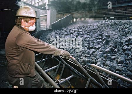 Gelsenkirchen, DEU, 12.04.1995 - travailleurs de l'usine de cokéfaction Hassel à Gelsenkirchen. En 1999, l'usine de cokéfaction Hassel a été fermée. [traduction automatique] Banque D'Images