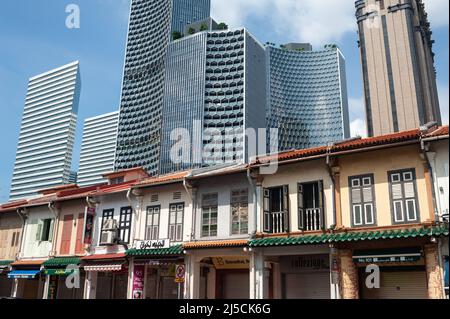 05.05.2020, Singapour, République de Singapour, Asie - les anciens bâtiments de style architectural de maisons d'achats traditionnelles sont surmontés par des immeubles modernes dans le quartier musulman (Kampong Glam). Pendant le couvre-feu au milieu de la crise de Corona (Covid-19), tous les détaillants sont fermés, à l'exception de quelques magasins pertinents, comme les épiceries et les pharmacies. [traduction automatique] Banque D'Images