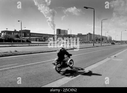 Schkopau, DEU, 09.09.1996 - Un mobylette passe devant l'ancienne VEB Chemische Werke Buna. L'usine de Buna était l'une des cinq plus grandes moissonneuses-batteuses industrielles de la RDA. En 1995, la société américaine Dow Chemical a repris une grande partie des installations de production. L'usine de Schkopau fait partie de Dow Olefinverbund GmbH depuis 2004. [traduction automatique] Banque D'Images