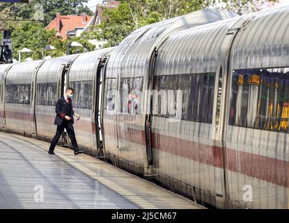 'Berlin, DEU, 27.05.2020 - Un conducteur de train Deutsche Bahn porte un masque facial sur la plate-forme peu avant le départ d'un train ICE à la gare de Berlin Spandau. Le ministre fédéral des Transports, la Deutsche Bahn et le comité d'entreprise concluent une « Alliance pour nos chemins de fer ». L'alliance veut réglementer les conséquences financières de la pandémie de Corona pour les chemins de fer les milliards d'aide prévus pour les chemins de fer allemands dans la crise de Corona répondent aux préoccupations du syndicat GDL. [traduction automatique]' Banque D'Images