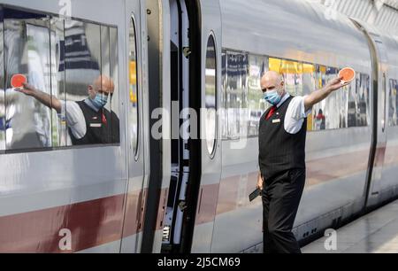 'Berlin, DEU, 27.05.2020 - Un employé de train portant un masque donne au conducteur du moteur le signal de départ à la gare de Berlin Spandau. Le ministre fédéral des Transports, la Deutsche Bahn et le comité d'entreprise concluent une « Alliance pour nos chemins de fer ». L'alliance veut réglementer les conséquences financières de la pandémie de Corona pour les chemins de fer les milliards prévus d'aide à la Deutsche Bahn dans la crise de Corona rencontrent les préoccupations du syndicat GDL. [traduction automatique]' Banque D'Images