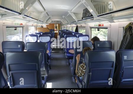 'Berlin, DEU, 27.05.2020 - deux passagers dans un compartiment de train ICE peu utilisé lors du départ à la gare centrale de Berlin en direction de Francfort-sur-le-main. Le ministre fédéral des Transports, la Deutsche Bahn et le comité d'entreprise forment une « Alliance pour nos chemins de fer ». L'alliance veut réglementer les conséquences financières de la pandémie de Corona pour les chemins de fer les milliards prévus d'aide à la Deutsche Bahn dans la crise de Corona rencontrent les réserves du syndicat GDL. [traduction automatique]' Banque D'Images