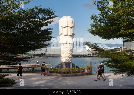 28.05.2020, Singapour, République de Singapour, Asie - On passe devant la statue du parc Merlion pendant le couvre-feu, juste avant la première phase de détente et de réouverture partielle. Habituellement, la région de Marina Bay est regorgeant de touristes, mais est maintenant totalement déserte, sauf pour quelques personnes en raison de la crise de Corona (Covid-19). [traduction automatique] Banque D'Images