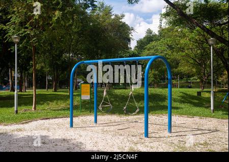 28 mai 2020, Singapour, République de Singapour, Asie - des balançoires ont été barrées de ruban barrière rouge et blanc dans un terrain de jeu du parc Bishan-Ang Mo Kio pendant les couvre-feux au milieu de la crise corona pour arrêter la propagation du coronavirus pandémique (Covid-19). D'autres mesures de précaution ont été prises dans la vie publique, comme la fermeture de tous les magasins et détaillants non essentiels, ainsi que de toutes les écoles jusqu'en juin 1. [traduction automatique] Banque D'Images