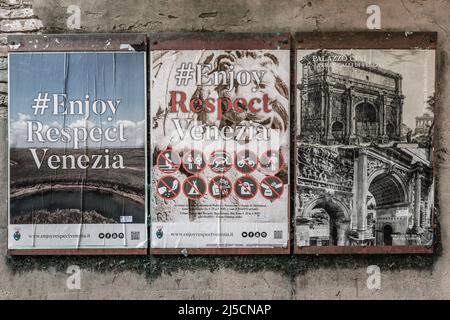 Les affiches informent les touristes sur les règles de conduite dans la vieille ville de Venise. [traduction automatique] Banque D'Images