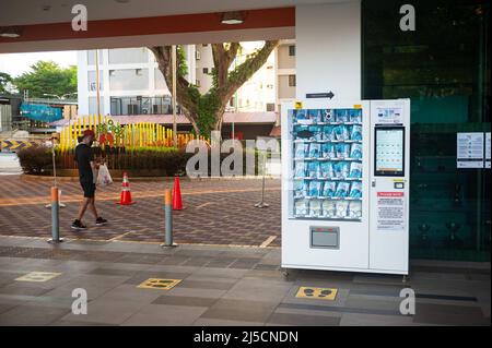 10 juin 2020, Singapour, République de Singapour, Asie - Un distributeur automatique émis par le gouvernement contenant des masques buccaux réutilisables pour prévenir la propagation du Covid-19 (coronavirus) est situé au centre communautaire de Kebun Baru. [traduction automatique] Banque D'Images