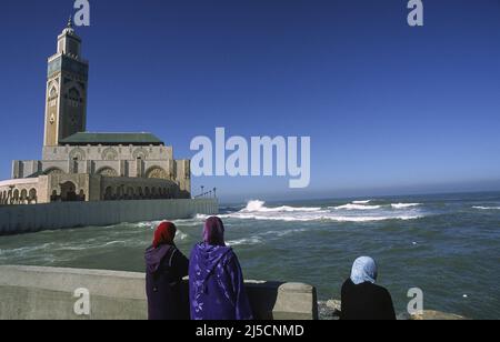 07.11.2010, Casablanca, Maroc, Afrique - femmes voilées sur la rive devant la mosquée Hassan II, la deuxième plus grande mosquée d'Afrique. [traduction automatique] Banque D'Images