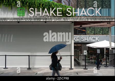 05 août 2020, Singapour, République de Singapour, Asie - Une femme portant un masque de protection contre l'infection à Covid-19 (coronavirus) passe devant le nouveau restaurant de hamburgers Shake Shack sur Orchard Road, aujourd'hui le troisième point de vente de la chaîne américaine de restauration rapide dans la ville. [traduction automatique] Banque D'Images