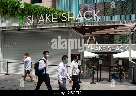 05 août 2020, Singapour, République de Singapour, Asie - les personnes portant des masques buccaux pour se protéger contre l'infection Covid-19 (coronavirus) marchent à côté du nouveau restaurant de hamburgers Shake Shack sur Orchard Road, maintenant la troisième branche de la chaîne de restauration rapide américaine dans la ville. [traduction automatique] Banque D'Images