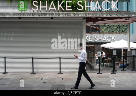 05 août 2020, Singapour, République de Singapour, Asie - Un homme portant un masque de protection contre l'infection par Covid-19 (coronavirus) passe devant le nouveau restaurant de hamburgers Shake Shack sur Orchard Road, aujourd'hui la troisième branche de la chaîne de restauration rapide américaine de la ville. [traduction automatique] Banque D'Images