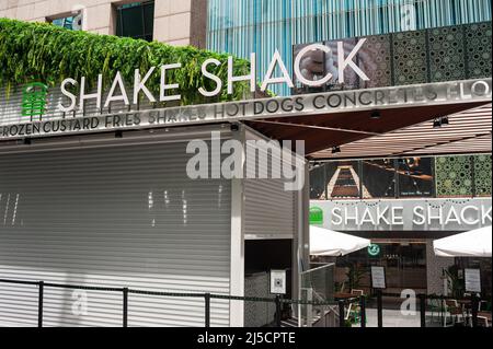 05 août 2020, Singapour, République de Singapour, Asie - Une vue sur le nouveau restaurant de hamburgers Shake Shack sur Orchard Road, aujourd'hui le troisième point de vente de la chaîne américaine de restauration rapide dans la ville. [traduction automatique] Banque D'Images