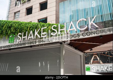 05 août 2020, Singapour, République de Singapour, Asie - Une vue sur le nouveau restaurant de hamburgers Shake Shack sur Orchard Road, aujourd'hui le troisième point de vente de la chaîne américaine de restauration rapide dans la ville. [traduction automatique] Banque D'Images