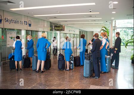 05 août 2020, Singapour, République de Singapour, Asie - les pilotes et les agents de bord de KLM basés aux pays-Bas portent des masques buccaux lorsqu'ils arrivent au terminal 1 de l'aéroport de Changi pour se protéger eux-mêmes et d'autres contre la sous-traitance du coronavirus (Covid-19). En raison de la propagation mondiale du virus, les voyages aériens dans le monde entier ont chuté au cours des derniers mois et d'importantes annulations de vols continuent de se produire. Depuis la reprise de certains vols internationaux, le nombre de passagers a également chuté et il n'est pas rare que les compagnies aériennes volent à des facteurs de charge très faibles. Sur ce vol au départ d'Amsterdam, Banque D'Images