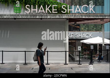 05 août 2020, Singapour, République de Singapour, Asie - Une femme portant un masque de protection contre l'infection à Covid-19 (coronavirus) passe devant le nouveau restaurant de hamburgers Shake Shack sur Orchard Road, aujourd'hui le troisième point de vente de la chaîne américaine de restauration rapide dans la ville. [traduction automatique] Banque D'Images