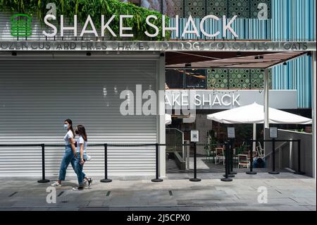 05 août 2020, Singapour, République de Singapour, Asie - les personnes portant des masques buccaux pour se protéger contre l'infection Covid-19 (coronavirus) marchent à côté du nouveau restaurant de hamburgers Shake Shack sur Orchard Road, maintenant la troisième branche de la chaîne de restauration rapide américaine dans la ville. [traduction automatique] Banque D'Images