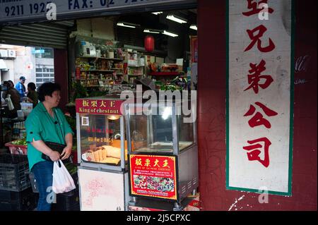 26 septembre 2019, Sydney, Nouvelle-Galles du Sud, Australie - Une femme d'origine asiatique se trouve à l'extérieur d'une épicerie chinoise dans la banlieue chinoise de Haymarket. [traduction automatique] Banque D'Images