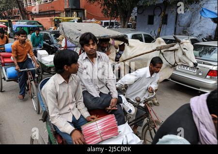 28.02.2011, Delhi, Inde, Asie - activités et foules animées pendant les heures de pointe dans une rue animée près de la gare de New Delhi dans le centre de la capitale indienne. [traduction automatique] Banque D'Images