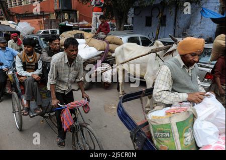 28.02.2011, Delhi, Inde, Asie - activités et foules animées pendant les heures de pointe dans une rue animée près de la gare de New Delhi dans le centre de la capitale indienne. [traduction automatique] Banque D'Images