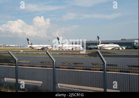 28 août 2020, Singapour, République de Singapour, Asie - les avions de passagers Airbus A380 temporairement mis à terre exploités par Singapore Airlines (SIA), un parc appartenant à l'État, se trouvant au terminal 4 de l'aéroport de Changi. En raison de la propagation mondiale du coronavirus (Covid-19), le trafic aérien mondial a été considérablement réduit et d'importantes annulations de vol continuent de se produire. SIA n'exploite actuellement qu'une fraction de son réseau de routes, alors que la plupart des avions restent mis à la terre. [traduction automatique] Banque D'Images