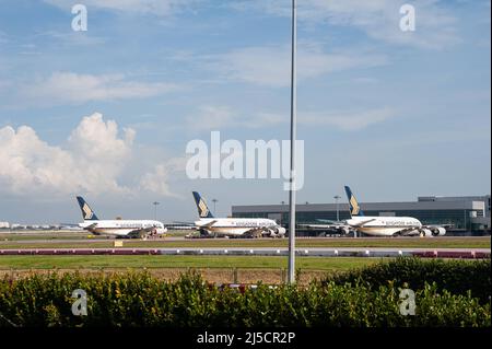 28 août 2020, Singapour, République de Singapour, Asie - les avions de passagers Airbus A380 temporairement mis à terre exploités par Singapore Airlines (SIA), un parc appartenant à l'État, se trouvant au terminal 4 de l'aéroport de Changi. En raison de la propagation mondiale du coronavirus (Covid-19), le trafic aérien mondial a été considérablement réduit et d'importantes annulations de vol continuent de se produire. SIA n'exploite actuellement qu'une fraction de son réseau de routes, alors que la plupart des avions restent mis à la terre. [traduction automatique] Banque D'Images