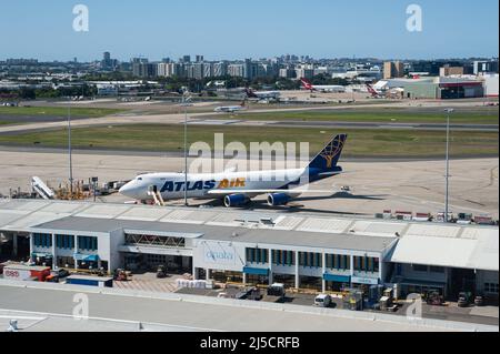 28 septembre 2019, Sydney, Nouvelle-Galles du Sud, Australie - un Boeing 747-8 d'Atlas Air se place sur le tarmac à l'aéroport international Kingsford Smith. [traduction automatique] Banque D'Images