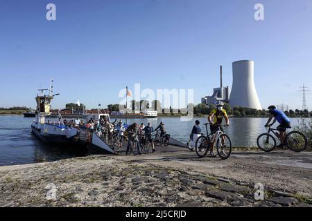 Duisburg, DEU, 20.09.2020 - les cyclistes ont traversé le Rhin à Duisburg avec le ferry du Rhin Walsum-Orsoy.en arrière-plan la centrale électrique Duisburg Walsum peut être vu. [traduction automatique] Banque D'Images