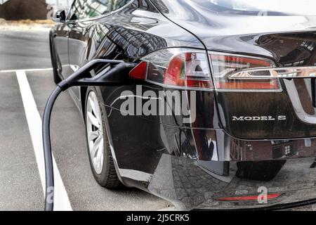 Berlin, DEU, 2020/09/24 - Tesla modèle S à une station DE Supercharger TESLA. Tesla a ouvert un nouveau site Supercharger avec V3 stands à Berlin. Le parc de recharge situé sur le terrain du campus EUREF de Berlin Schoeneberg propose 12 des stations de recharge rapide de 250 kW. [traduction automatique] Banque D'Images